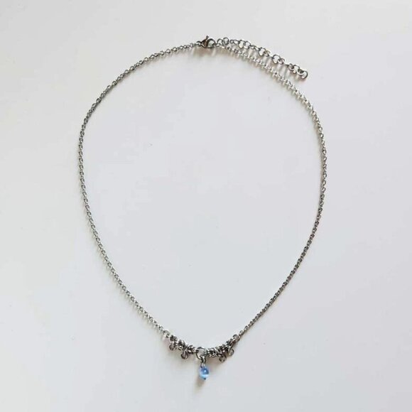 Vintage dainty small pearl and silver necklace with a small silver chain - Picture 5 of 8